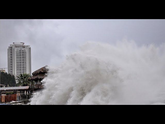 Сильнейший шторм в Черном море. Лежаки разломаны, везде валяются выброшенные из моря коряги и мусор смотреть онлайн