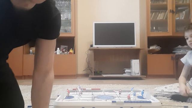 Мы играем в хоккей (Кирилл и Юра) смотреть онлайн