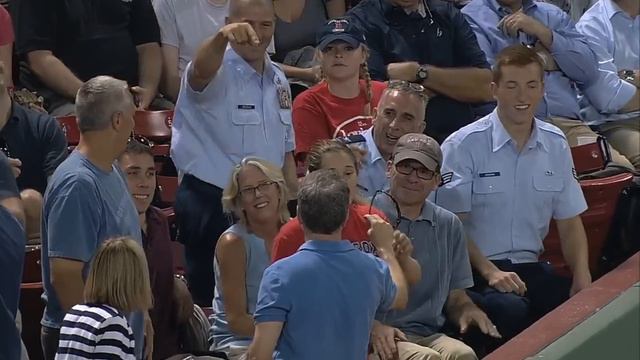 Ibanez gives fan back her sunglasses смотреть онлайн