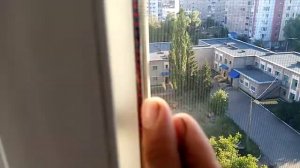 Как закрепить москитную сетку на пластиковое окно??