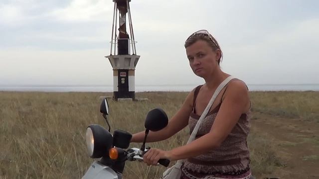 Гала Бертель едет на мопеде в штаб - Глобальная Волна - The Global Wave смотреть онлайн
