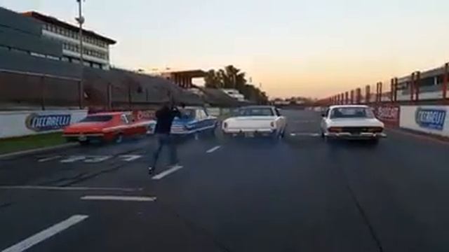 las 4 marcas tirando chevy falcon torino y dodge смотреть онлайн