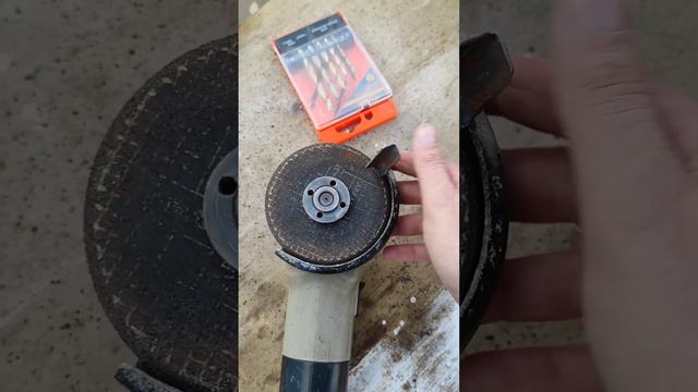 Самодельное точило для свёрл из УШМ. Точим сверло болгаркой с доработкой. смотреть онлайн