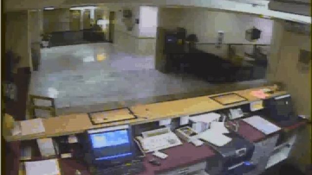 Robbery at Collinsville Comfort Inn 4-24-2010 смотреть онлайн