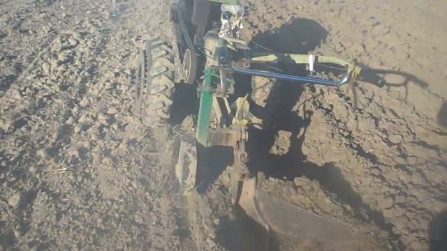 Мотоблок ЗУБР JR Q79 і кінний плуг, оранка 1 смотреть онлайн