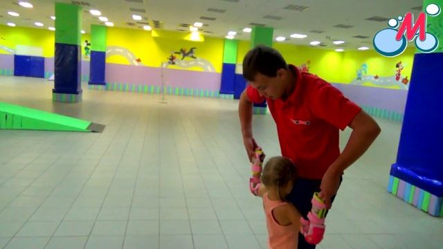 РОЛЛЕРДРОМ - Учимся кататься на роликах с инструктором - Rollerdrom How learn roller skate смотреть онлайн