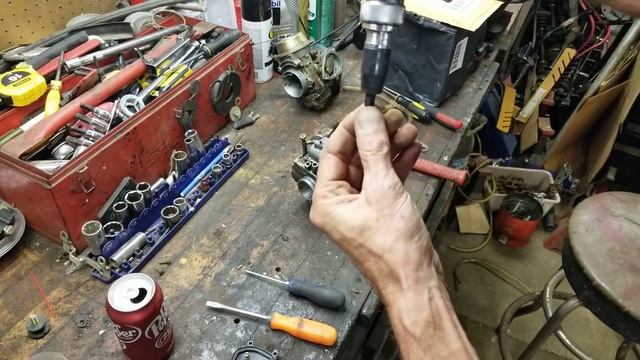 How to remove a Polaris 500 carb and clean the jet. смотреть онлайн