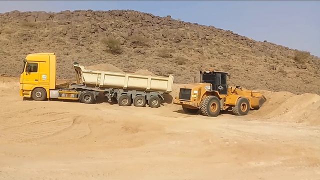Cat 950 H wheel loader operating And Loading Mercedes trailer and Dumper || смотреть онлайн