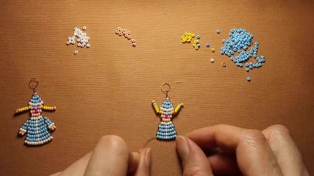 Самоучитель по бисероплетению. Часть третья (брелочки). Изделие "Снегурочка" смотреть онлайн