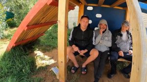 Денис угощает новую подругу, Зарплата уходит на синьку, Семёна сломала гравитация,Лена ушла в загул'