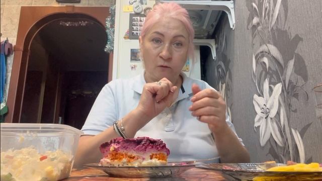 Доедаю что осталось с Рождества! Мукбанг! смотреть онлайн