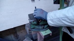 Как сделать простым приспособлением квадратные отверстия в металле