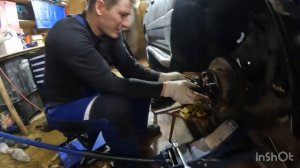 Toyota Landcruiser 100 замена радиатора печки и правого переднего привода.