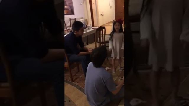 Dimash Kudaibergen with a little girl / Димаш Кудайберген с маленькой девочкой смотреть онлайн