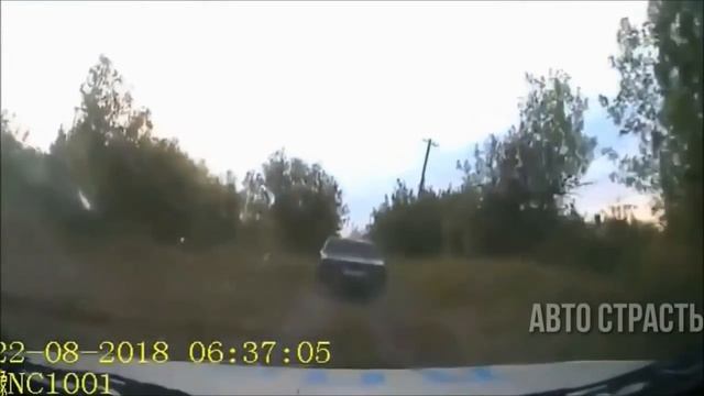Красиво ушел от ДПС, и разбил две патрульные машины смотреть онлайн