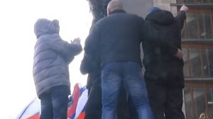 Снятие флага Украины с Донецкой областной государственной администрации.