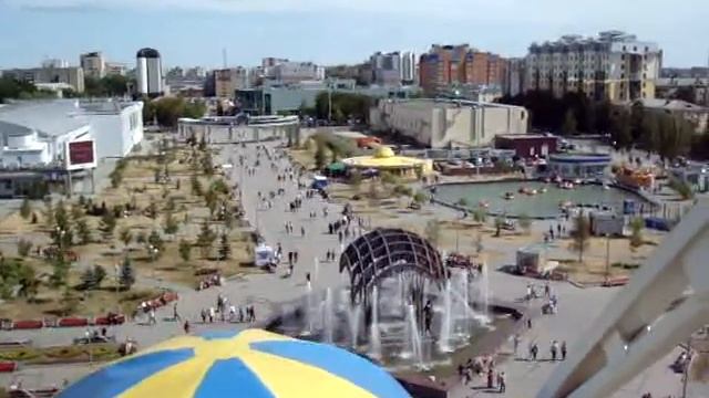 Вид с высоты на Цветной бульвар и Фонтан в Тюмени смотреть онлайн