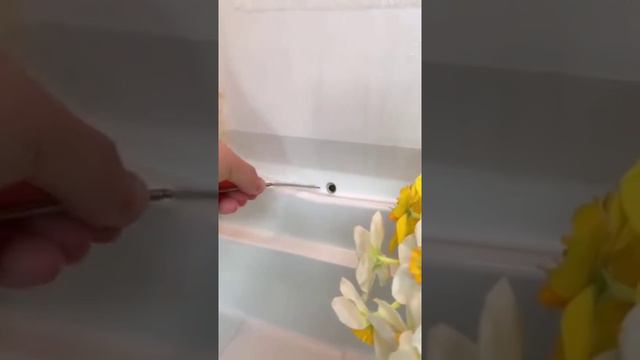 Длиная щётка для чистки сливных отверстий.