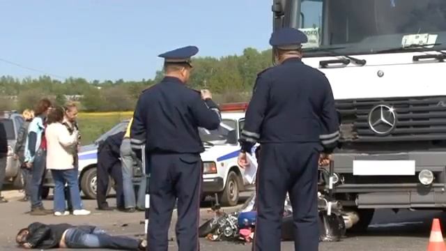 Двое на мопеде и молоковоз Two on a moped and milk. смотреть онлайн