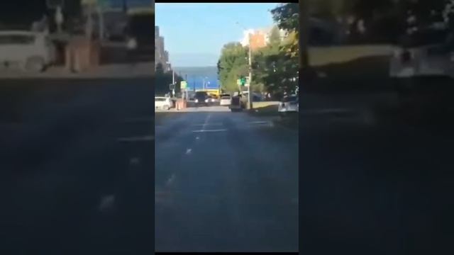 Водитель катка пьяный сбивает всех подряд смотреть онлайн