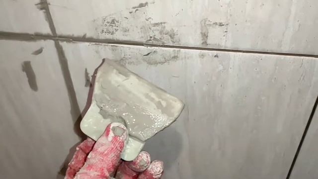 Как затереть ПЛИТКУ ЭПОКСИДНОЙ ЗАТИРКОЙ. How to rub a TILE with EPOXY GROUT. Bathroom renovation. смотреть онлайн