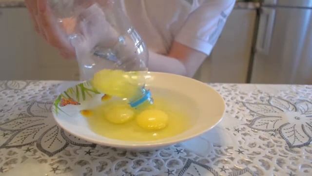 КАК ОТДЕЛИТЬ БЕЛОК ОТ ЖЕЛТКА. Кулинарные хитрости. ЛАЙФХАКИ ДЛЯ ЛЕНИВЫХ. Простые советы смотреть онлайн