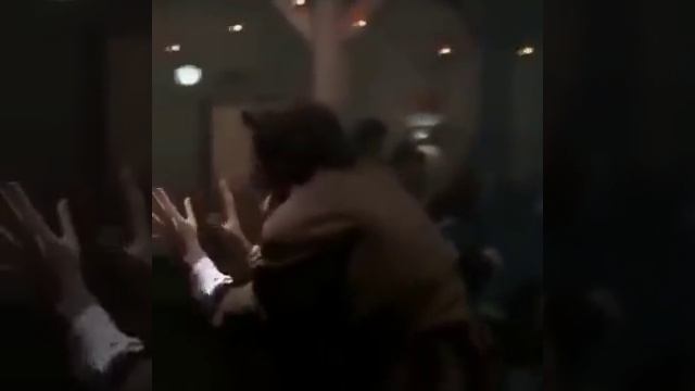 Джон Траволта танцует между нами тает лед смотреть онлайн