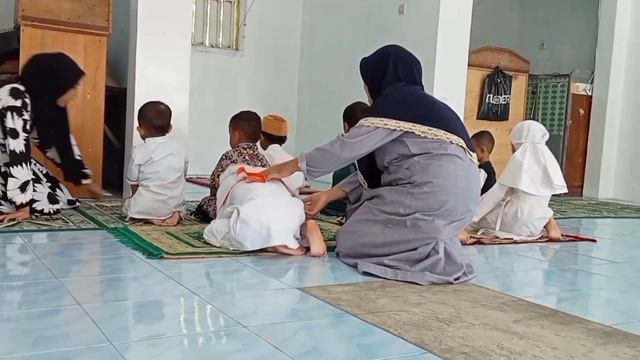 belajar sholat anak TK/Paud || ada aja yg bikin lucu смотреть онлайн