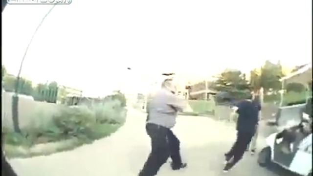 Охранник напал на скейтеров смотреть онлайн