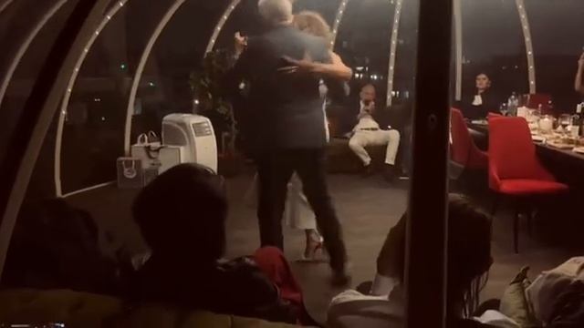 Танцы на крыше в Igloobar смотреть онлайн