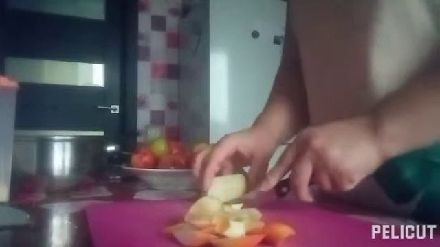 Готовлю куриные котлеты и грушевый компот.? смотреть онлайн