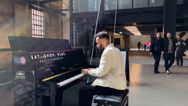 Shoppers React to Epic Interstellar Cover in Public смотреть онлайн