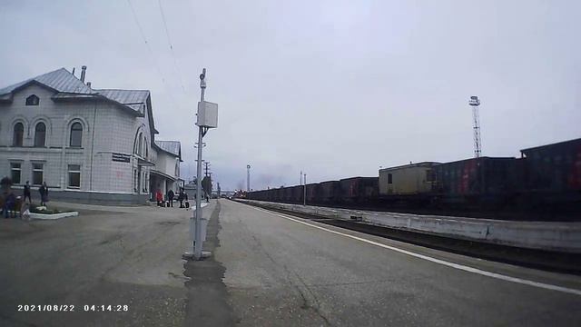 Отправление грузового поезда с красивыми вагонами (Ст. Печора) смотреть онлайн