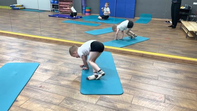 Подводящий элемент к стойке на руках. Гимнастика Акробатика Дети 5-6 лет смотреть онлайн