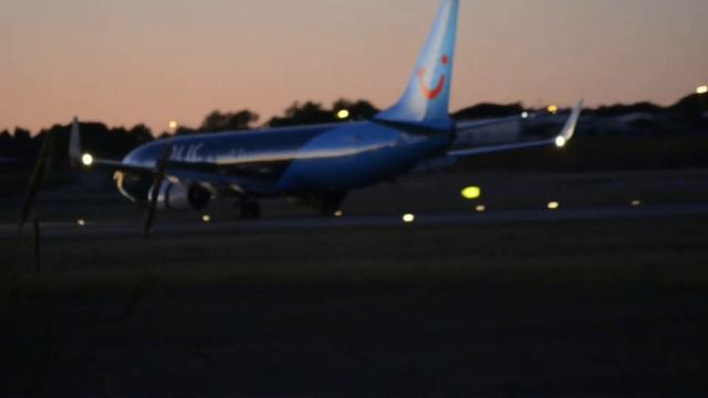 SPECTACULAR COLORS of Tui Blue at Faro Airport смотреть онлайн