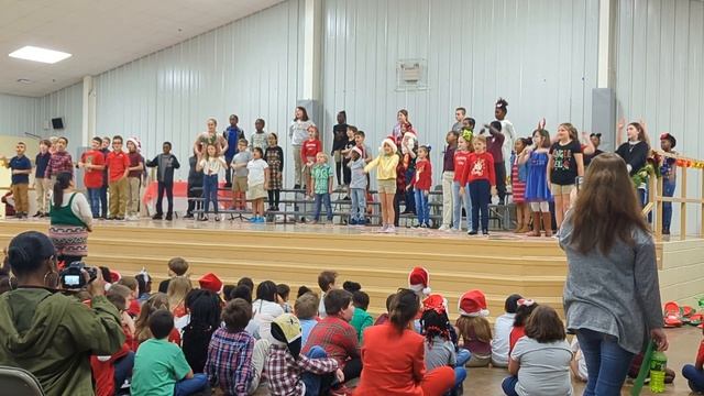 RPE 3rd graders performing "Revvin' Up The Reindeer" смотреть онлайн