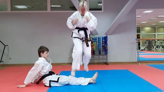 Упражнение "Прыжки через ноги" смотреть онлайн