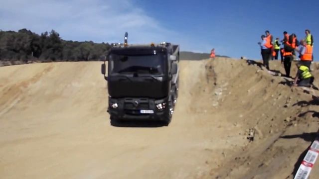 Los camiones Renault Trucks R/EVOLUCIONAN la cantera смотреть онлайн