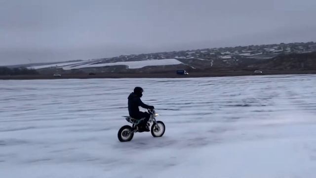 На пите и эндуро Regulmoto по снежному полю (Белгород) смотреть онлайн