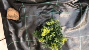 Оформление клумбы камнями. Как застелить клумбу геотекстилем. Борьба с сорняками.