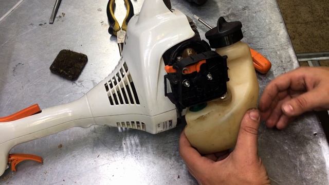 Как заменить топливный фильтр STIHL FS 38/55. Проверка фильтра на триммере/мотокосе. смотреть онлайн