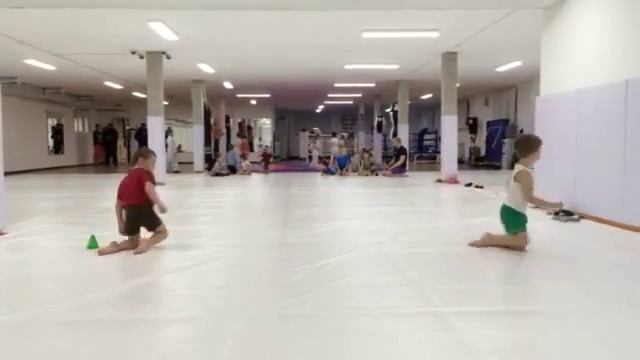 Тренировка у детей в спортивном клубе Ратоборец смотреть онлайн