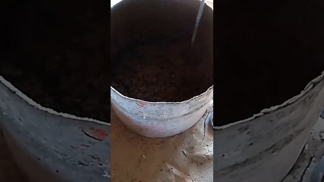 Колотим бетон в бочке миксером.