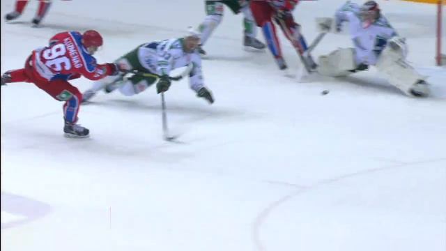 Первый гол 18-летнего Кузьменко в КХЛ / 18-year-old Andrei Kuzmenko scores his first KHL goal смотреть онлайн