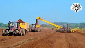 Огромный погрузчик за пару минут грузит прицепы с торфом! Мега машины на торфянике Сахалина!