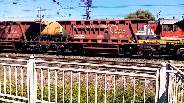 Электровоз, ВЛ80С с грузовым составом следует мимоходом станцию, Липецк. смотреть онлайн