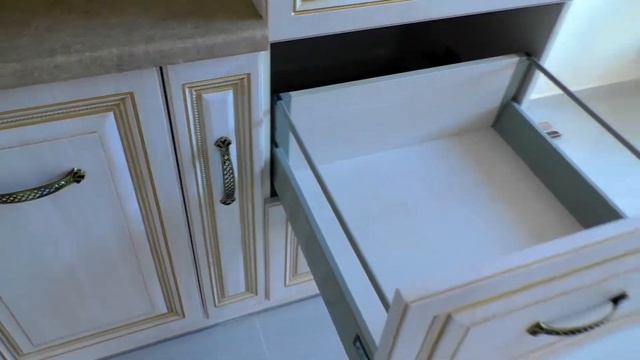 Кухня белая с патиной под лаком Luxfront. Кухня классика фасады Люксфронт. Фрезеровка гауди смотреть онлайн