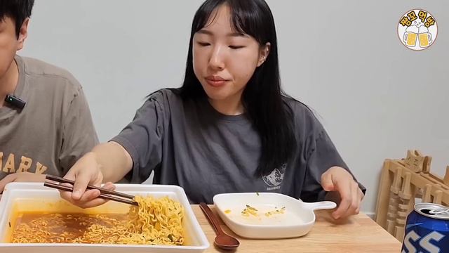 8인분 점보라면 뒷북치기/Jumbo ramen/Giant ramen/Big ramen/korean ramen смотреть онлайн