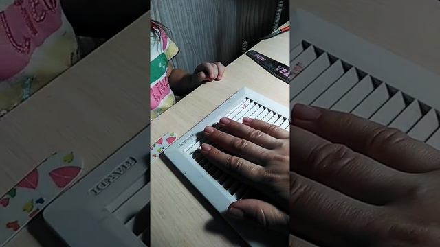 В 3 года уже мастер маникюра)# моя дочь красит ногти# смотреть онлайн