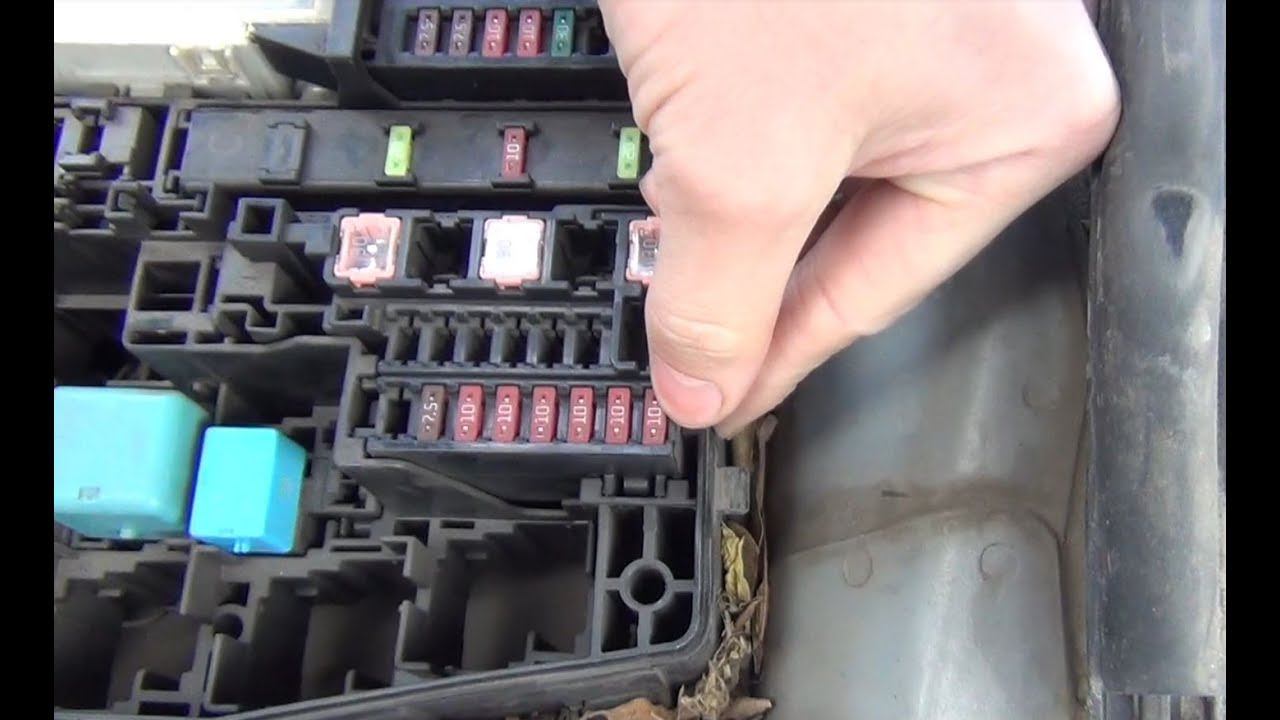 Замена предохранителя №44 ближнего света левой фары в Тойоте Королла Е150 смотреть онлайн